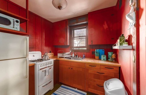 Downtown Berkeley House | Charming Garden Cottage – Walk to UC Berkeley & BART | Private Parking & Cozy Ur