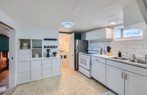 Hale House | Charming Garden-Level 1BR Congress Park Retreat