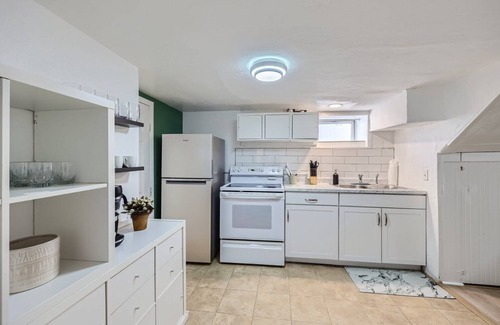 Hale House | Charming Garden-Level 1BR Congress Park Retreat