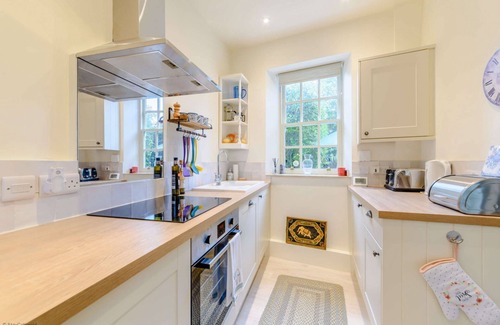 Burford Cottage | Charming Cotswold Cottage in Fulbrook - The Reading Room