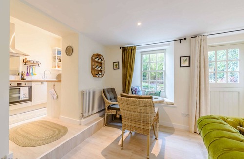 Burford Cottage | Charming Cotswold Cottage in Fulbrook - The Reading Room