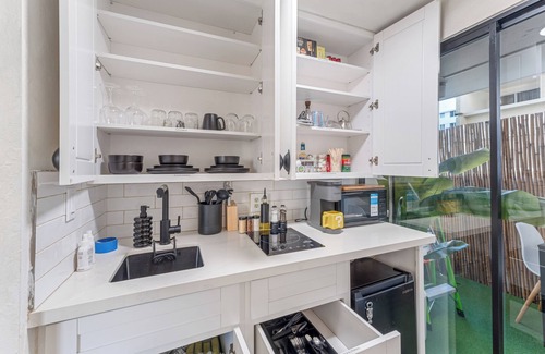 Waikiki Apartment | Charming Getaway in the Heart of Waikiki. Modern Studio.