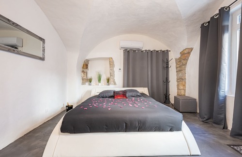 La Calmette Bed & Breakfast | Charming gite with spa for lovers