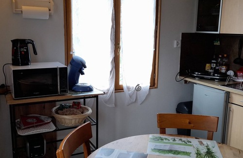 Travexin House | Charming gîte with jacuzzi, baby, river pond