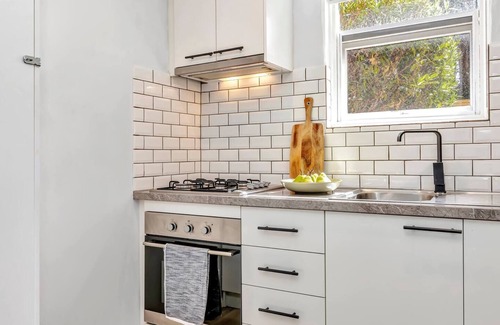 Glenelg North Apartment | Charming Glenelg Stay Walking Distance to Beach