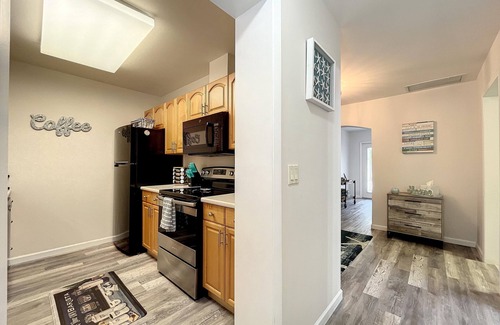 Ilexhurst Cottage | Charming Ground Level Resort Style 3unit condo unit B a few steps from the beach