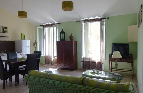 Pomerols Apartment | CHARMING GUEST GARDEN TERRACE SWIMMING POOL, FREE PARKING AND WIFI, BEACHES 8 Km away