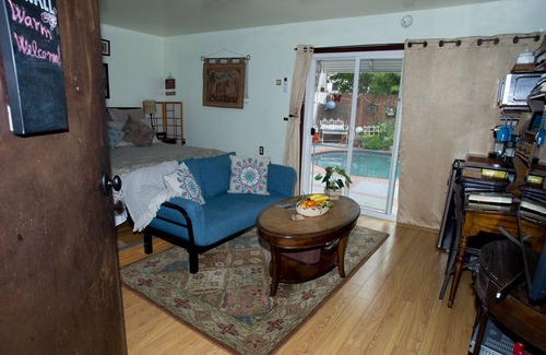 Sherman Oaks Bed & Breakfast | Charming Guest house/Private en suite bathroom+pool + best breakfast in town!
