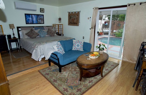 Sherman Oaks Bed & Breakfast | Charming Guest house/Private en suite bathroom+pool + best breakfast in town!