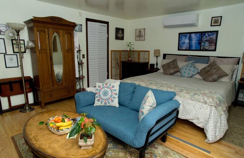 Sherman Oaks Bed & Breakfast | Charming Guest house/Private en suite bathroom+pool + best breakfast in town!
