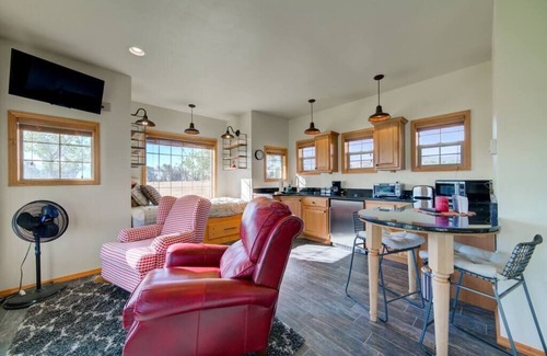 Shining Mountains House | Charming guesthouse in Ennis, MT