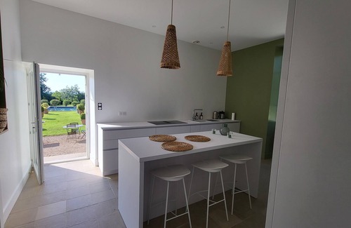 Auriac-sur-Vendinelle House | Charming house in a beautiful wooded park/outbuilding/protected swimming pool