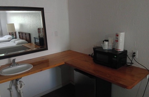 O Brien Hotel | Charming Hill Top Room 22 in Mayo with Wi-Fi, AC, fitness room