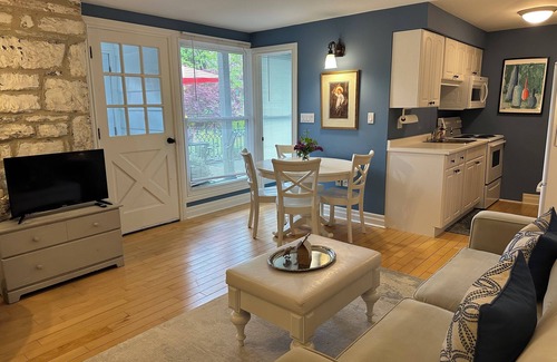 Amherstview House | Charming historic 2-bedroom coachhouse in Kingston