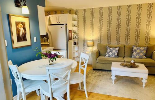 Amherstview House | Charming historic 2-bedroom coachhouse in Kingston