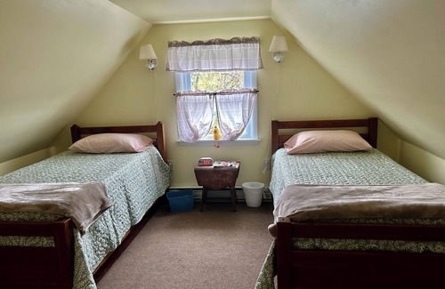 Oxford Other | Charming Historic 4 Bdrm Farmhouse AC secluded, centrally located, fishing pond