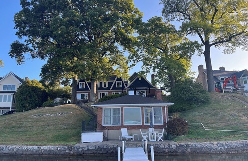 Syracuse House | Charming & Historic Family Retreat on Syracuse Lake & Maxwelton Golf Course