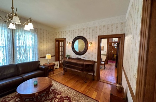 Lancaster House | Charming Historic Getaway: Unwind in Lancaster's Timeless Elegance