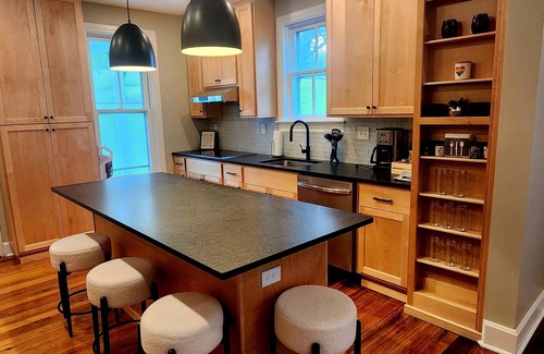 Brownsville House | Charming Historic Victorian 4 bedroom guesthouse in Rohrersville with WiFi, AC