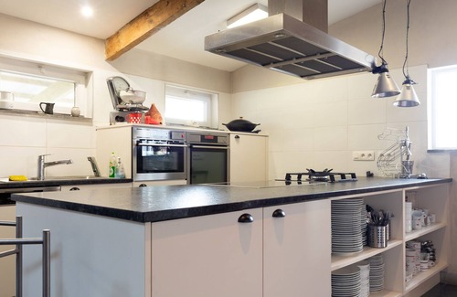 Hondschoote House | Charming Holiday Home in Hondschoote with Terrace