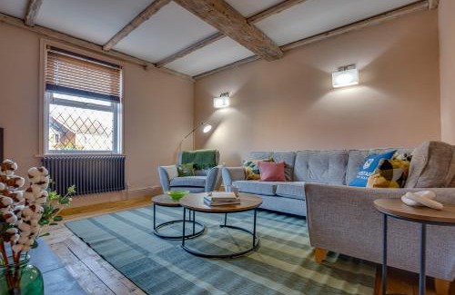 Ridgeway Apartment | Charming Home for 10 - Perfect for Work & Leisure Stays