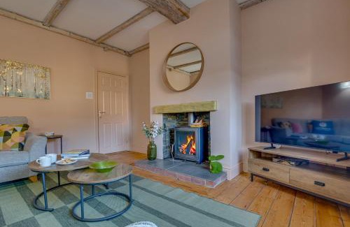 Ridgeway Apartment | Charming Home for 10 - Perfect for Work & Leisure Stays