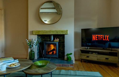 Ridgeway Apartment | Charming Home for 10 - Perfect for Work & Leisure Stays