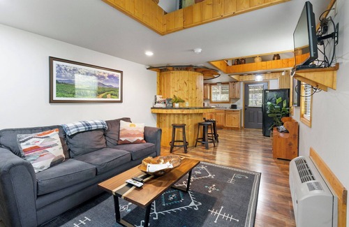 Hood House | Charming Home near Skyline Drive