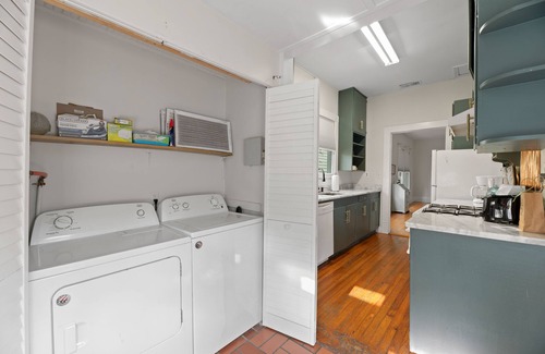 Mobile House | Charming Home Near Mardi Gras with EV Charger
