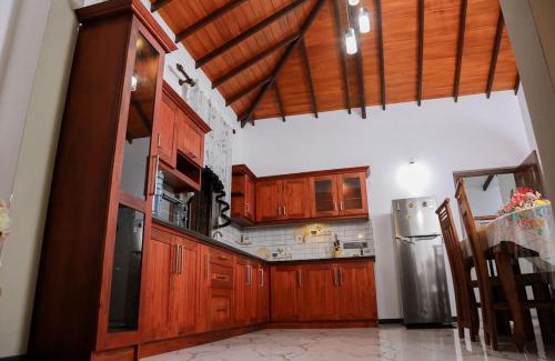 Daluwakotuwa House | Charming home near the beach