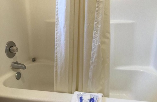 Seminole Hotel | Charming hotel in a quiet spot, next to a Walmart, in Seminole with WiFi, AC.