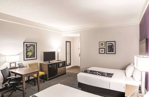 Woodlands Village Hotel | Charming Hotel Room w/Hot Tub Access & Free Daily Breakfast