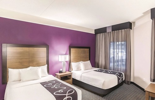 Woodlands Village Hotel | Charming Hotel Room w/Hot Tub Access & Free Daily Breakfast