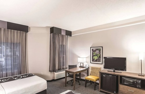Woodlands Village Hotel | Charming Hotel Room w/Hot Tub Access & Free Daily Breakfast