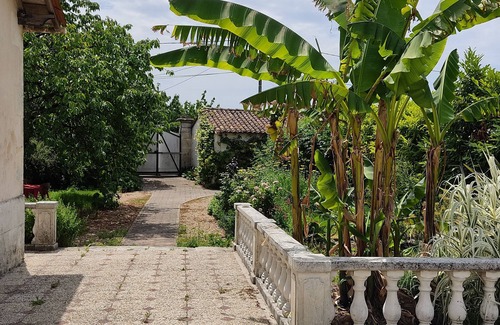 Cognac House | Charming house * in an enclosed wooded garden, 3 bedrooms, 4 double beds.n