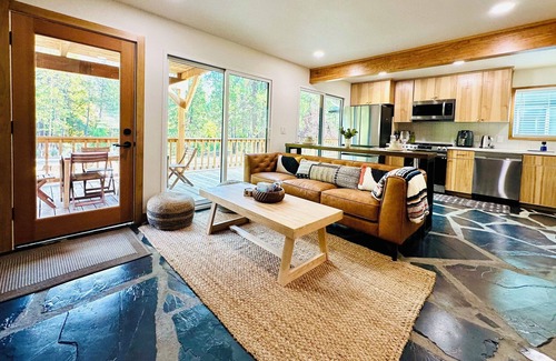 Oakhurst House | Charming house near Yosemite with a Creek