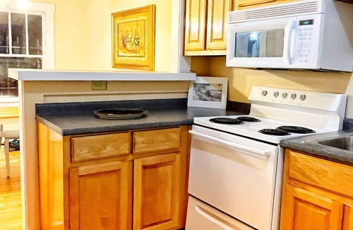 Thomas Square House | Charming house with patio near Forsyth Park