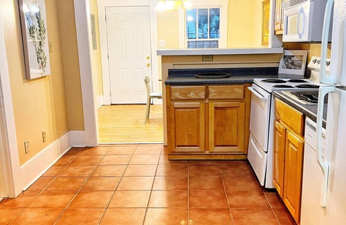 Thomas Square House | Charming house with patio near Forsyth Park