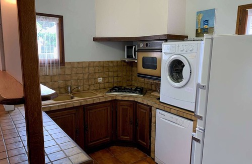 Vendres House | Charming House with Terrace, BBQ, and Parking, Steps from Beach and Shops – Sleeps 6