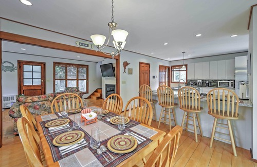 Hyannis Cottage | Charming Hyannis Home w/Deck: Walk to Beach!