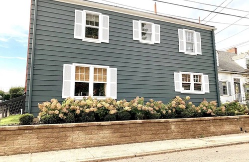 Sewickley House | Charming Hydrangea Cottage in Sewickley Village 4bd/1.5 b - 20 min to Pittsburgh