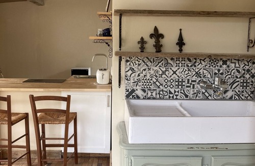Gardanne Apartment | Charming independent studio 10 min Aix en Provence