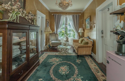 Warwick Hotel | Charming Inn Steps away from Downtown Warwick only an Hour away from NYC