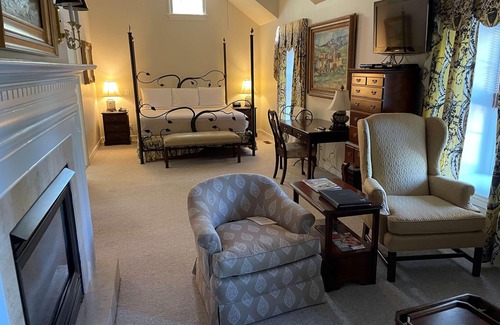 Montchanin Hotel | Charming Inn with Spacious Suite - Marble Bathrooms - Spa - Farm to Table Dining