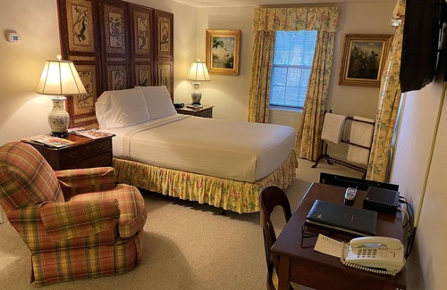 Montchanin Hotel | Charming Inn with Spacious Suite - Marble Bathrooms - Spa - Farm to Table Dining