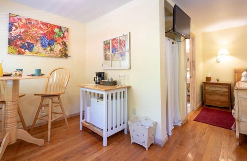 Calistoga Cottage | Charming King Cottage