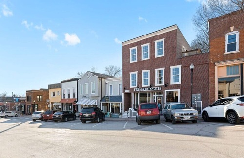 Parkville Apartment | Charming King Suite Parkville Shops