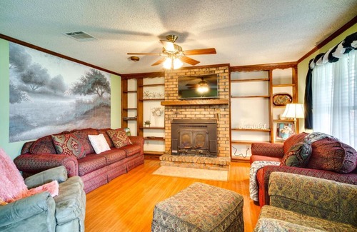 Lake Charles House | Charming Lake Charles Home with Patio and Grill
