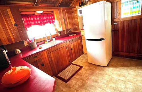 Derby Cottage | Charming, lake-front, 2-bedroom cabin with AC, WiFi in superb Derby