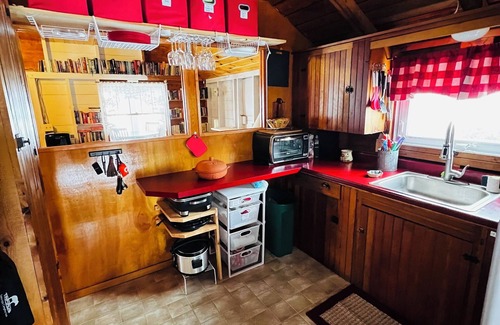 Derby Cottage | Charming, lake-front, 2-bedroom cabin with AC, WiFi in superb Derby